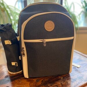 Insulated Picnic Backpack with Plates, Cutlery, Cups & Linens